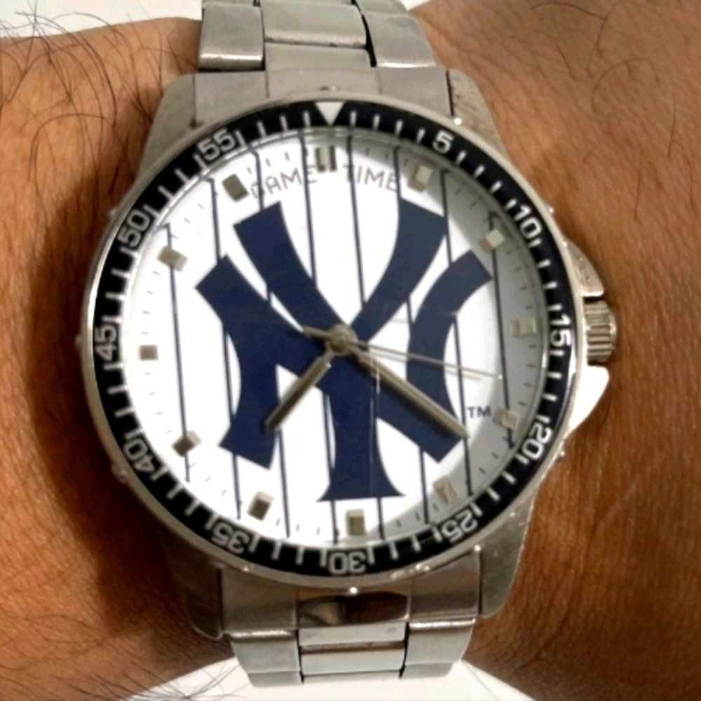 YANKEES GAMETIME QUARTZ STAINLESS STEEL WRIST WATCH NEW YORK BASEBALL NY MLB